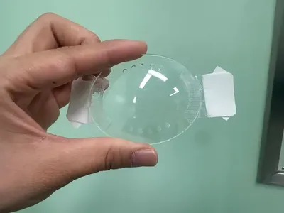 透明眼罩与术前沟通缓解老人就医担忧(原报道配图)